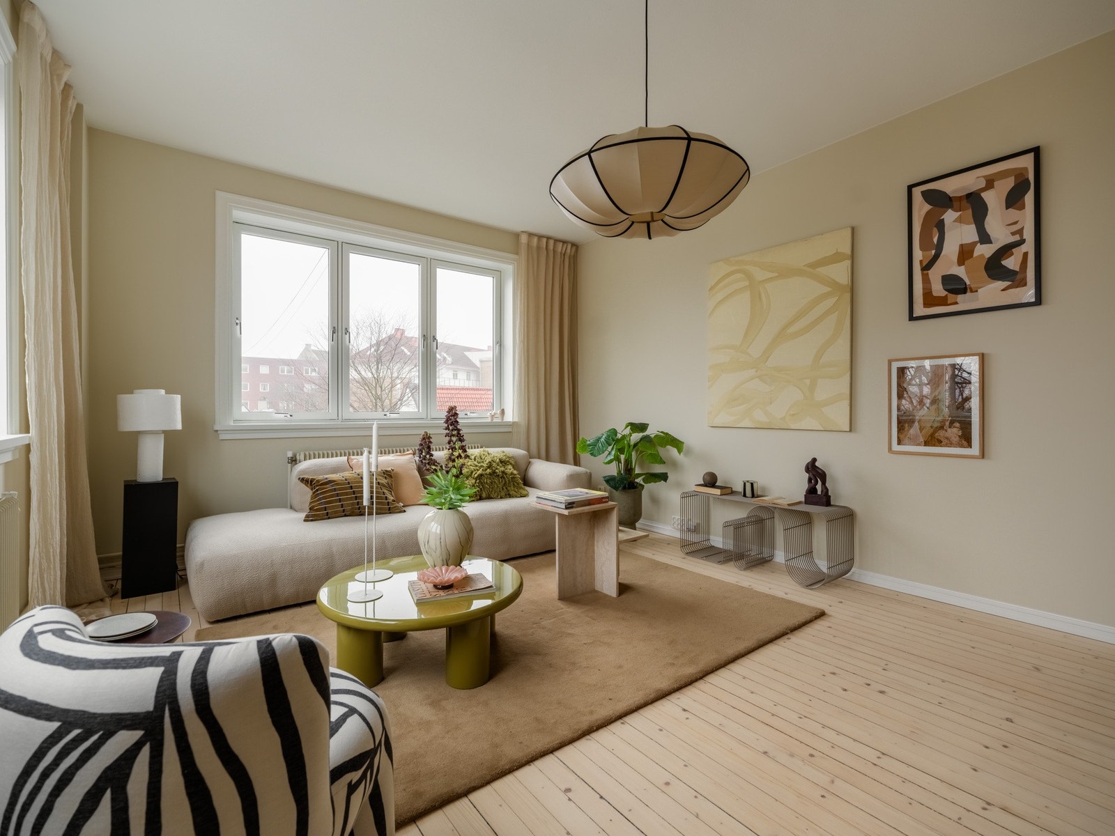 To store vindusflater i to himmelretninger sørger for akkurat det. Galleribilde