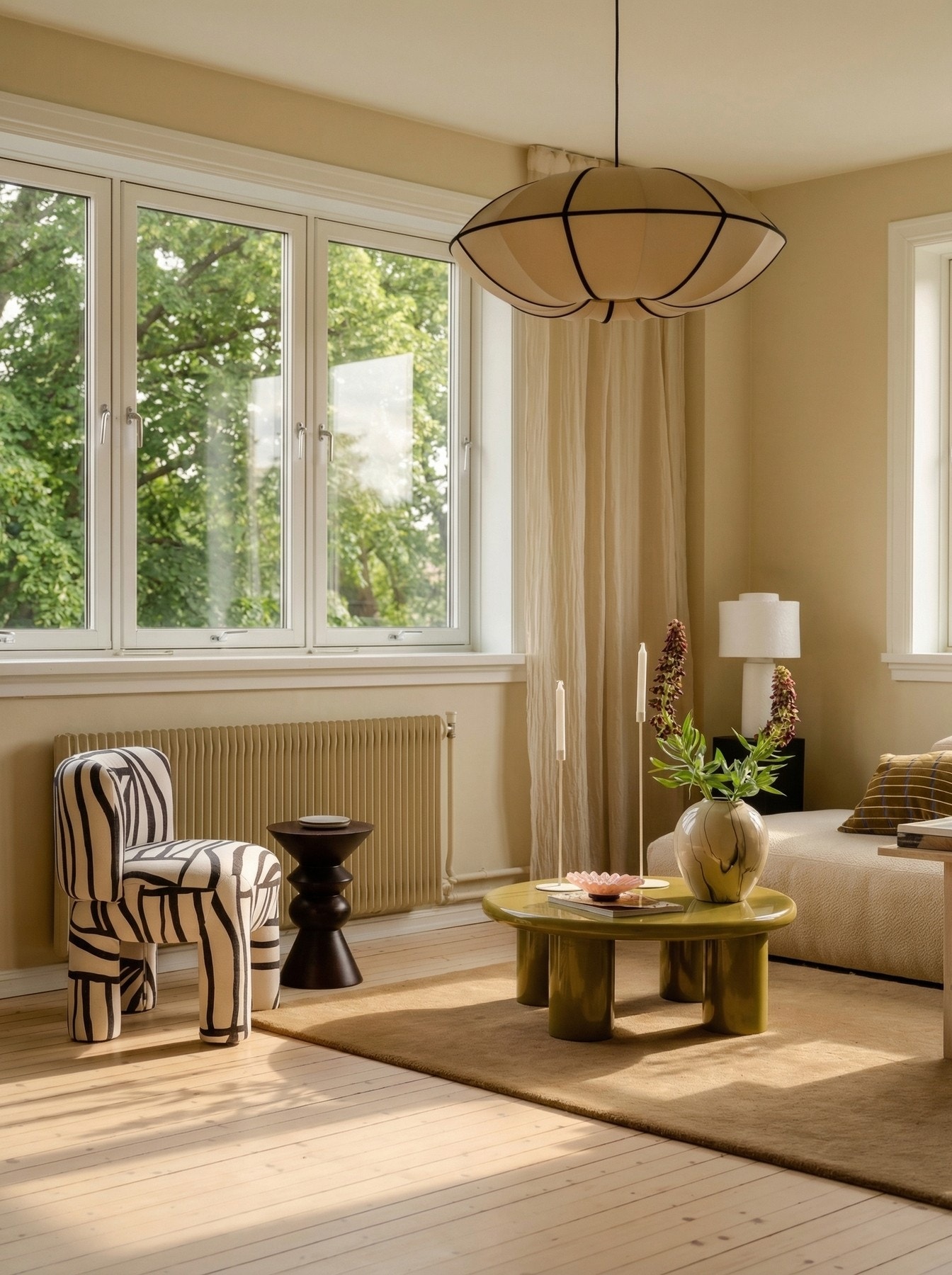 Vi fortsetter i stua, der lysforholdene er helt spesielle. Siden været ikke var så fint på foto har vi brukt KI for å vise hvordan det egentlig er. Galleribilde