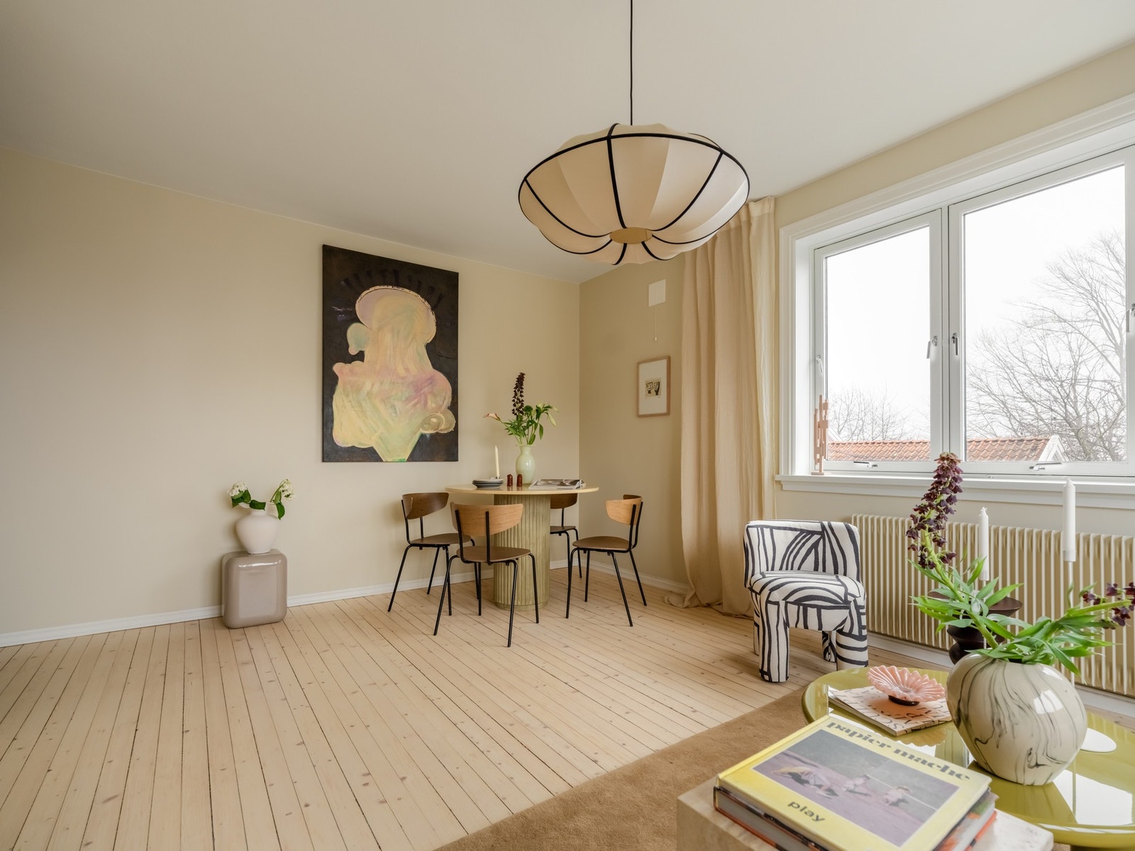 I hele leiligheten er det orginale tregulv som ble slipt og behandlet i 2026. Galleribilde