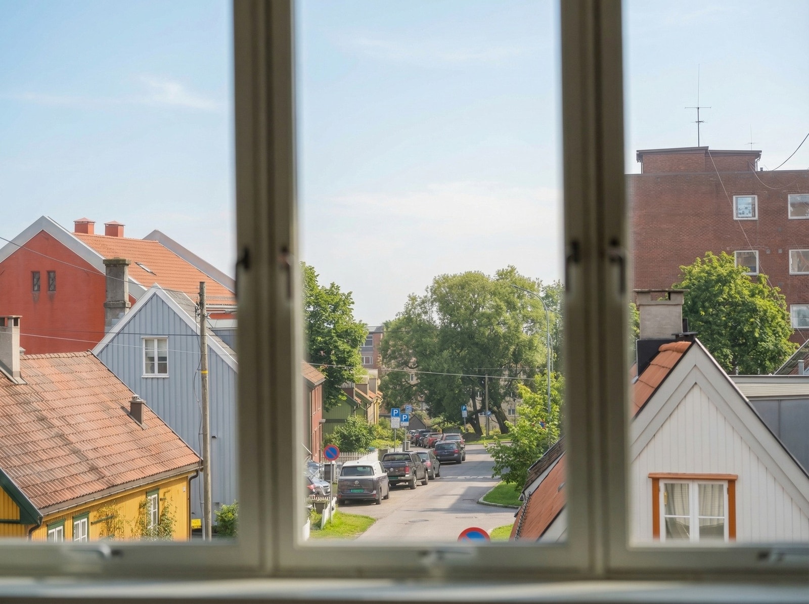 Fra stua ser du utover de koselige trehusene i Maridalsveien, og det er ingen som ser inn til deg. (Grunnet tåke på foto er bildet er KI-redigert og ment som illustrasjon) Galleribilde