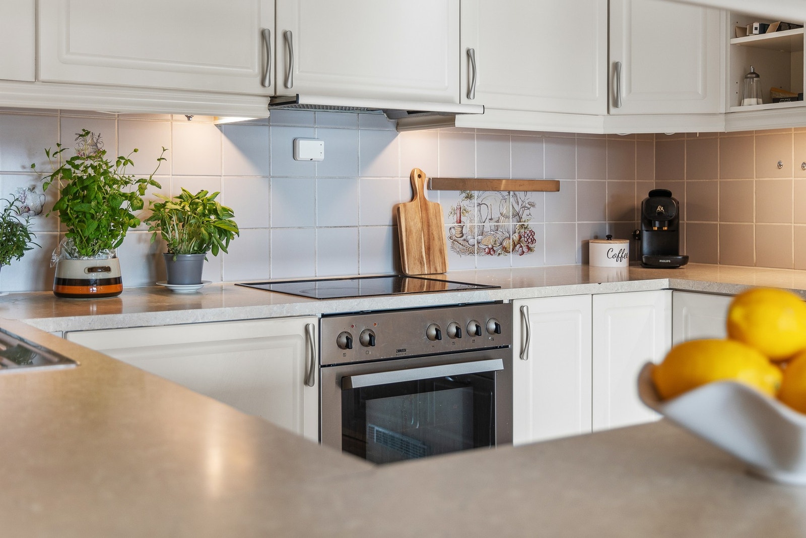 Integrerte hvitevarer består av kjøl-/fryseskap, oppvaskmaskin, stekeovn og platetopp. Galleribilde