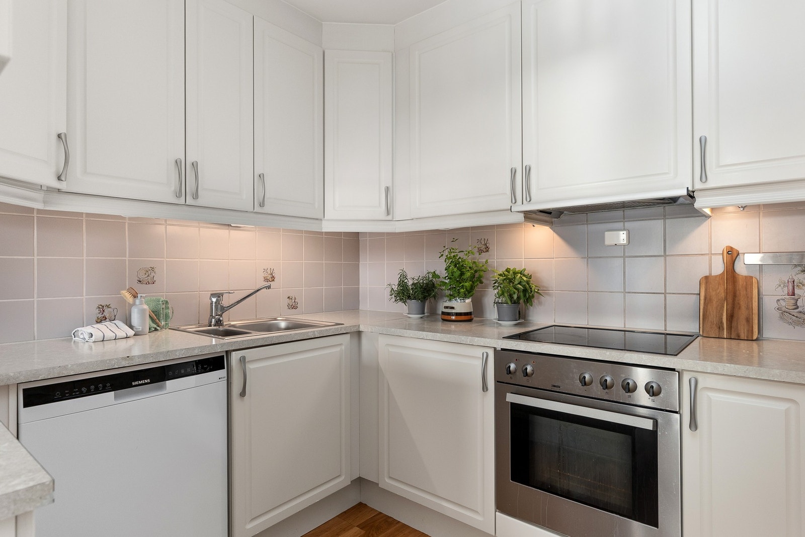 Pent kjøkken med funksjonell utforming. Galleribilde