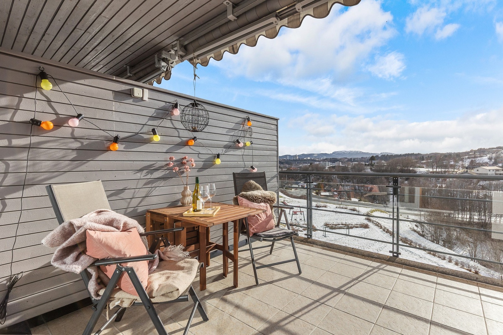 Balkongen oppleves privat og er skjermet for innsyn fra naboer. Galleribilde