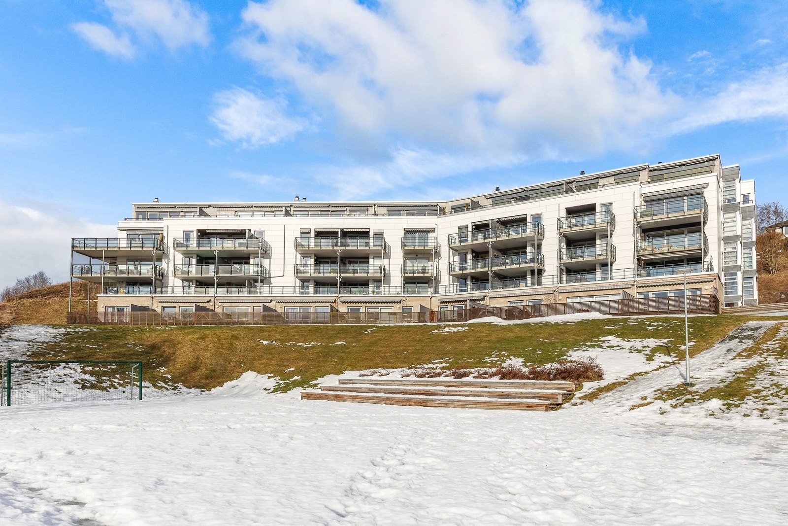 Sameiet har store grøntarealer, lekeplass og fotballbane til fri benyttelse for beboerne. Galleribilde