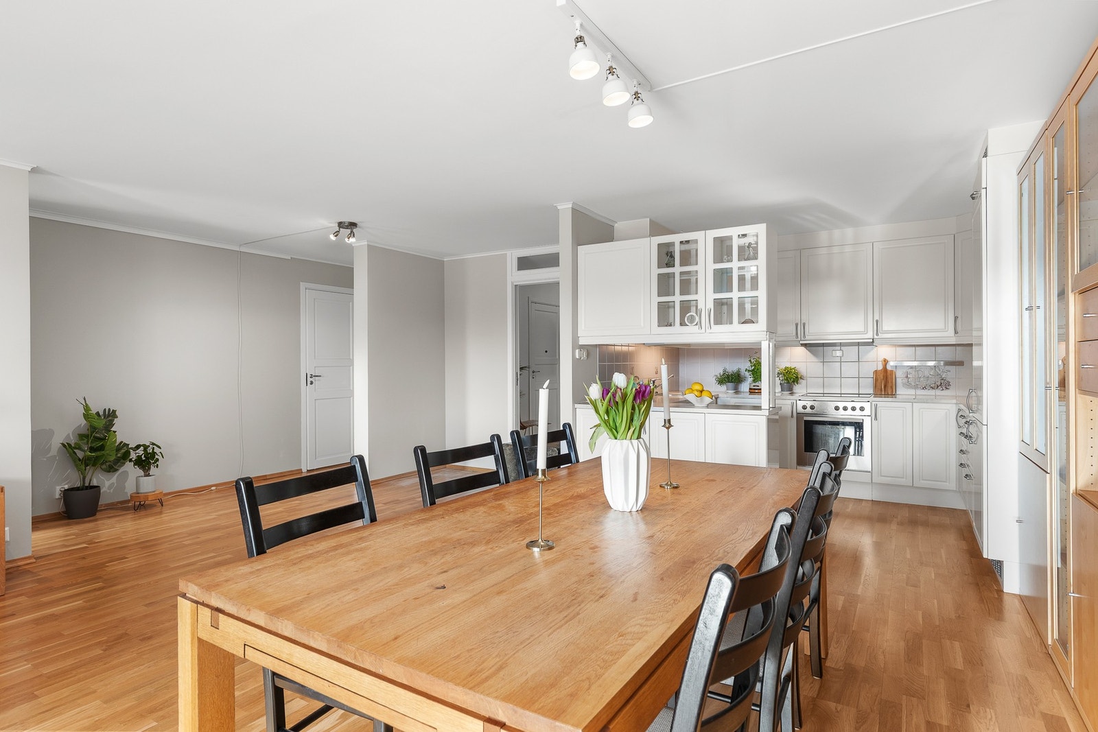 God plass til spisestue i forbindelse med kjøkkenet. Galleribilde