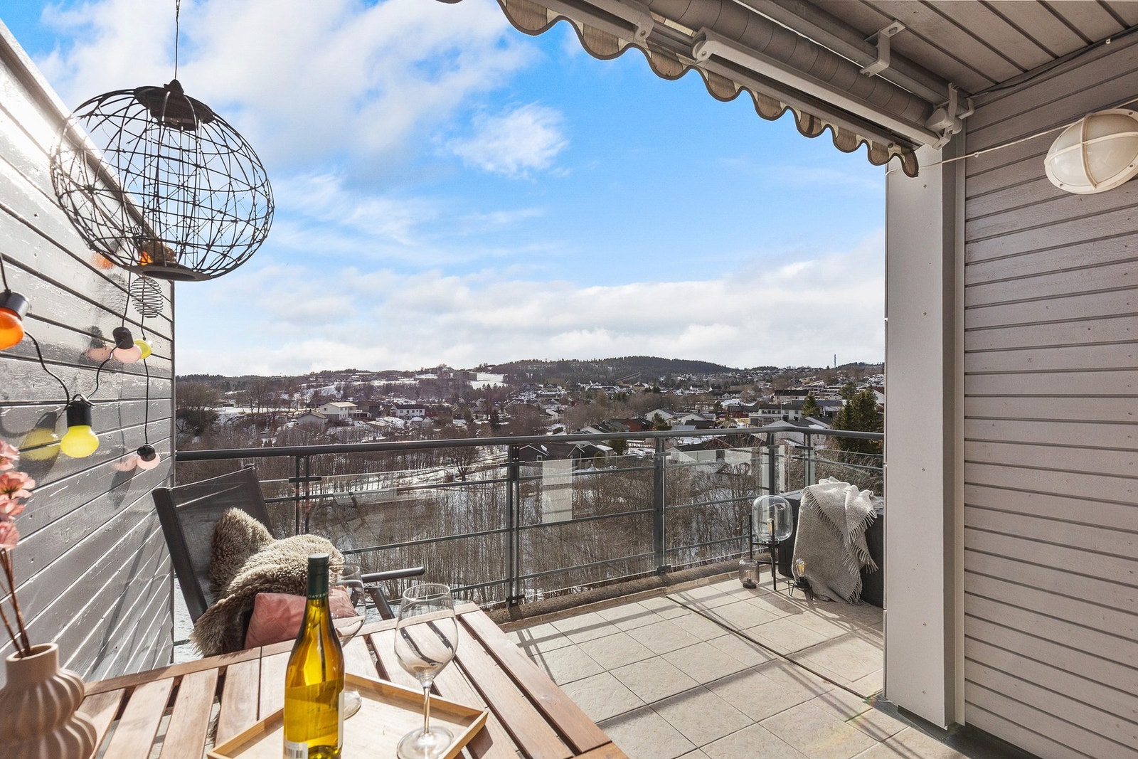 Det er montert markise for god solskjerming. Galleribilde