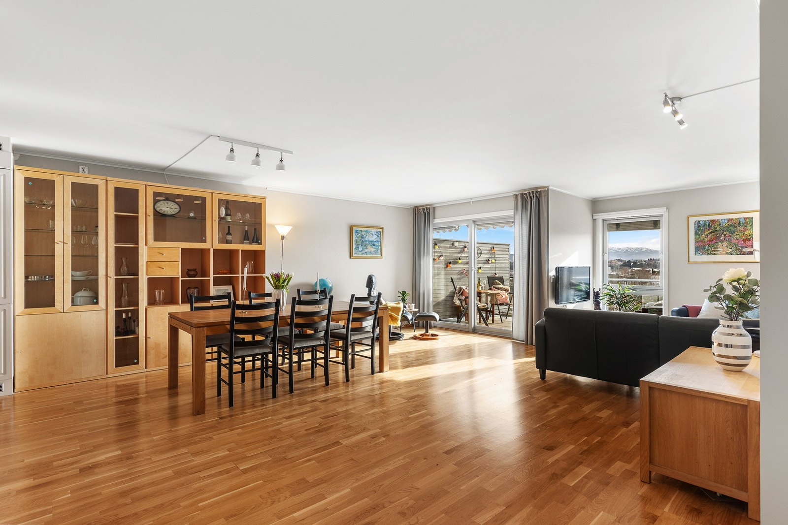 Her bor du på 104 kvm med to gode soverom, to balkonger, to toalett og god lagringsplass i bod og garderobe. Galleribilde