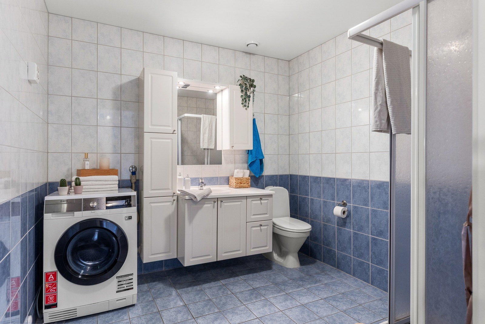 Flislagt baderom med behagelig gulvvarme. Galleribilde