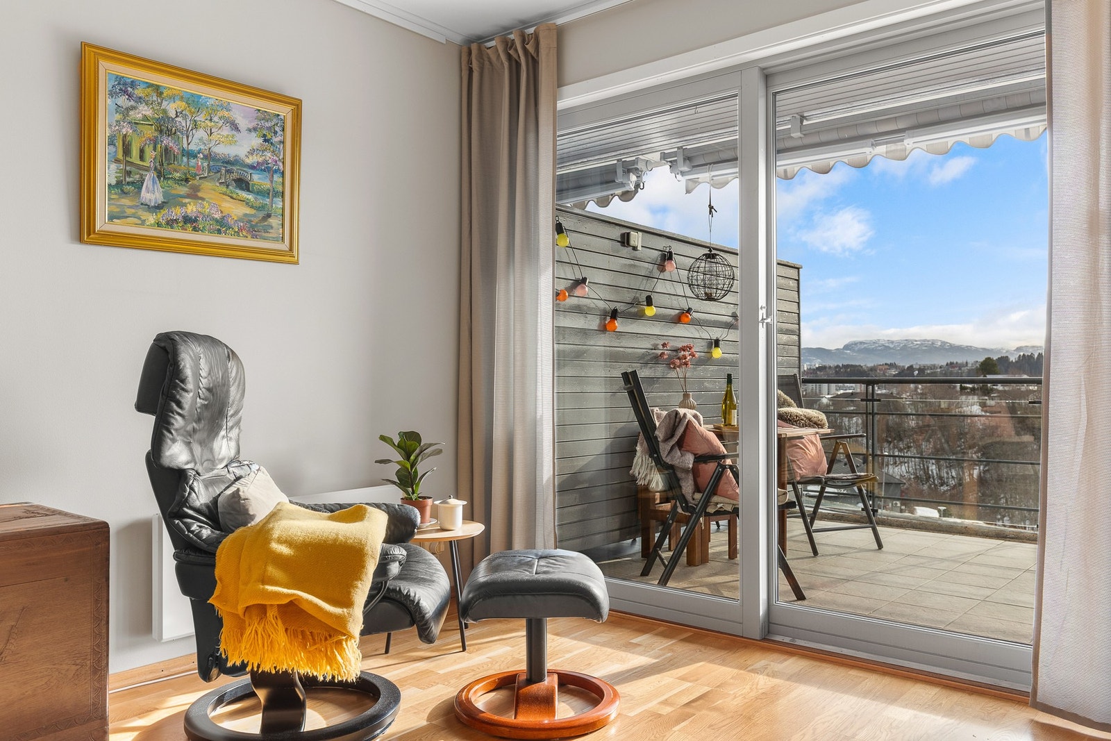 Blant leilighetens mange gode kvaliteter, trekkes fantastisk utsikt, ingen innsyn og gode solforhold frem. Galleribilde