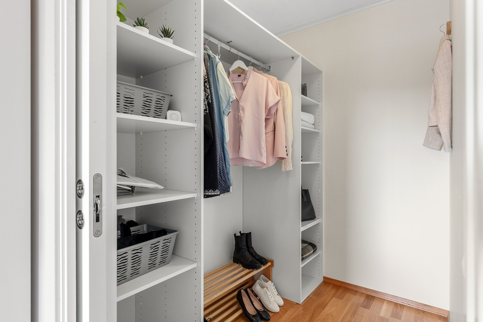 Innholdsrik garderobe med praktisk utforming og god opbevaringsplass. Galleribilde