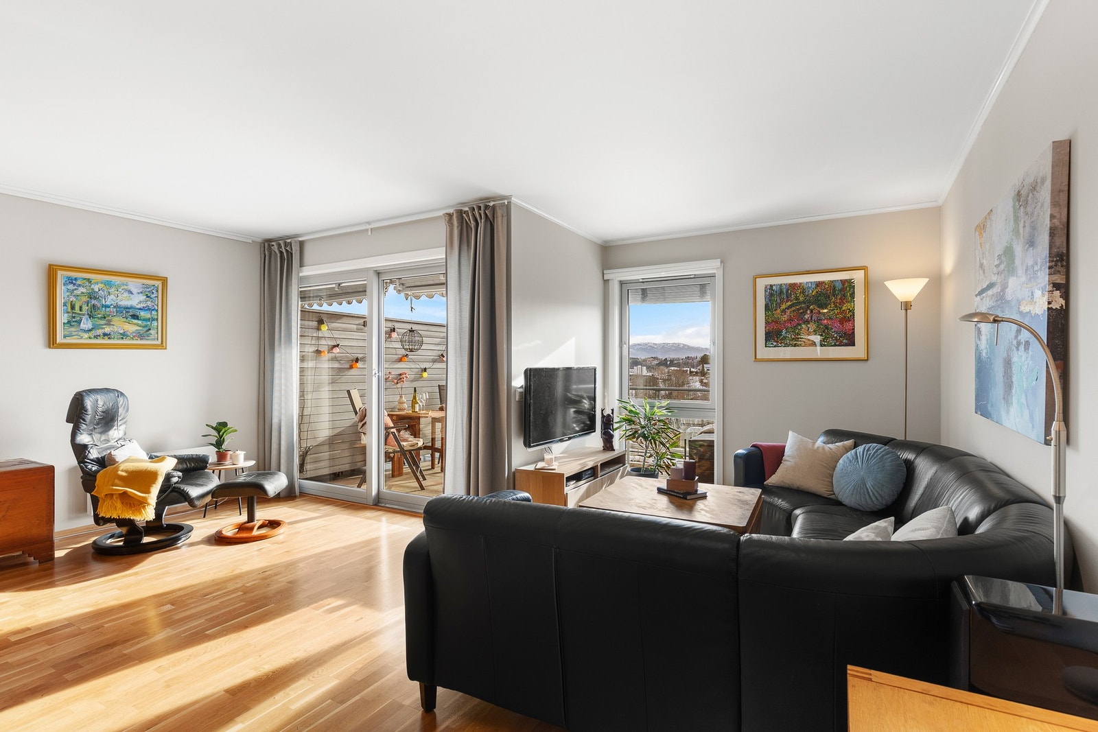 Hyggelig stue med flere møbleringsmuligheter. Galleribilde