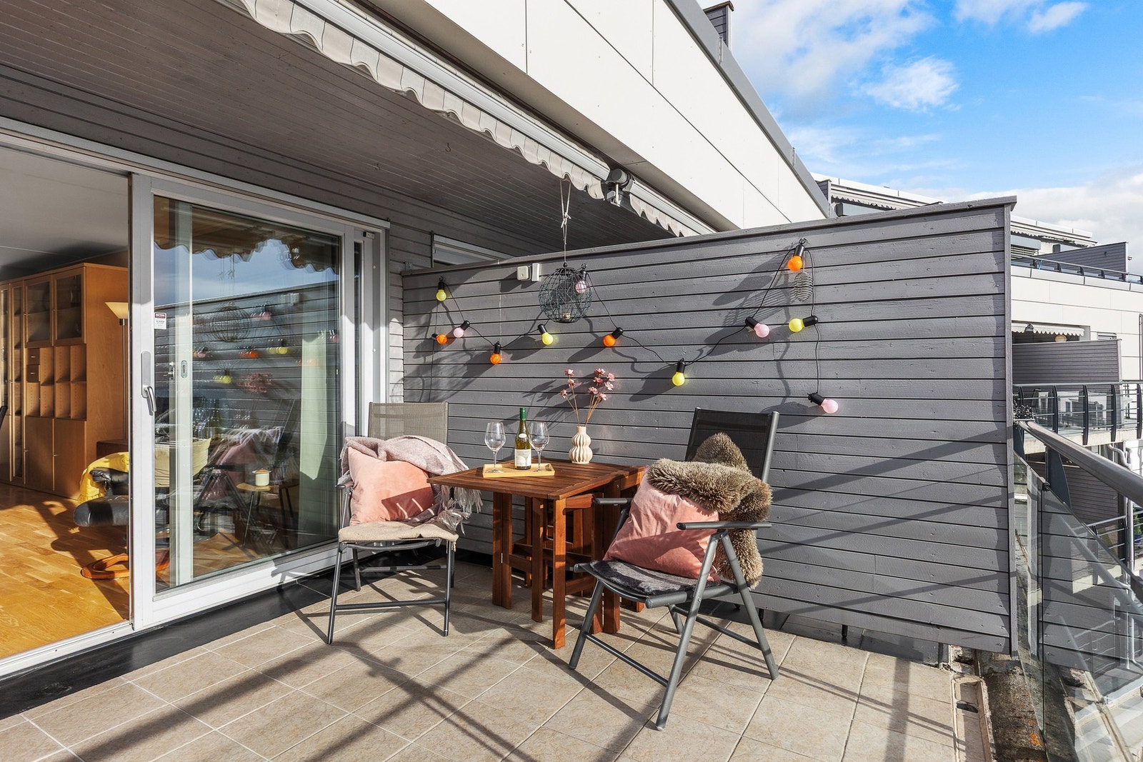 Her kan du nyte lange soltimer i den lune solveggen. Galleribilde