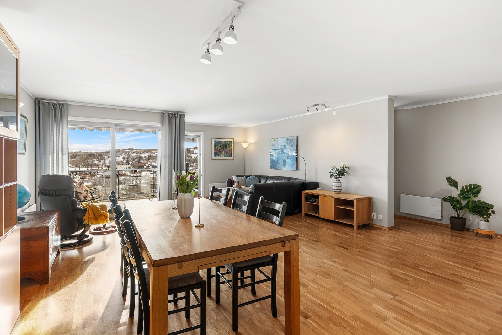 Leiligheten ligger høyt og fritt i byggets 4. etasje, med gode lysforhold og luftig atmosfære. Galleribilde