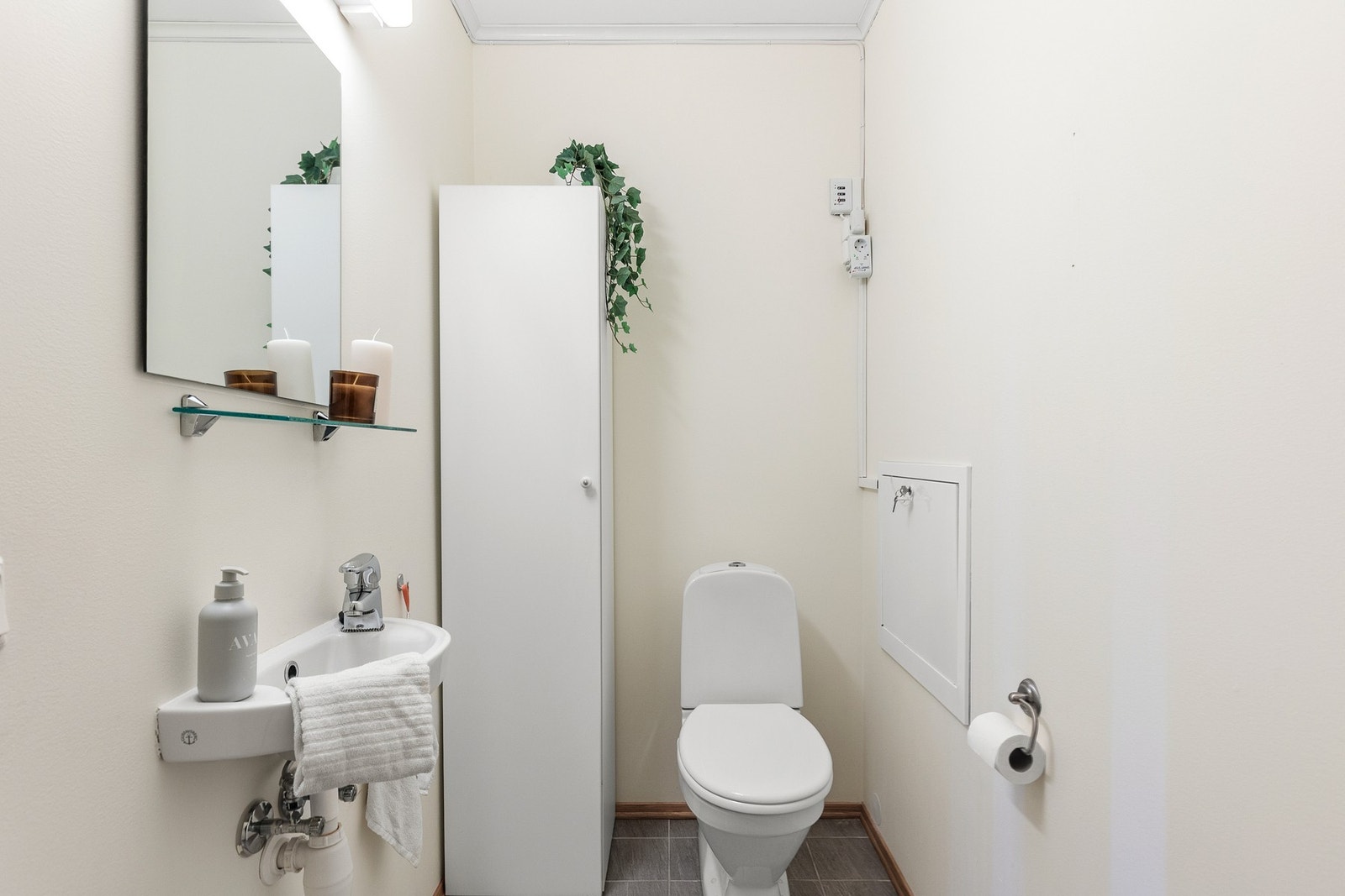 Separat toalettrom med et ekstra toalett. Galleribilde