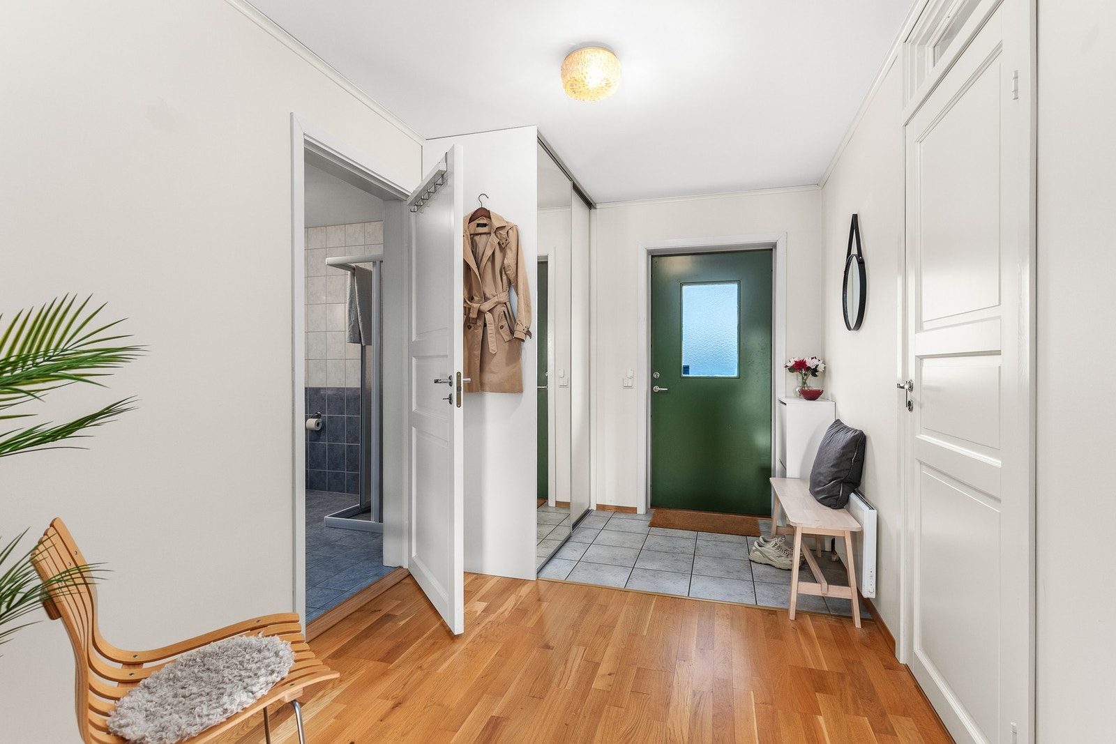 Flislagt entré. Det er heis ned til parkeringskjelleren hvor leiligheten disponerer parkeringsplass og bod. Galleribilde