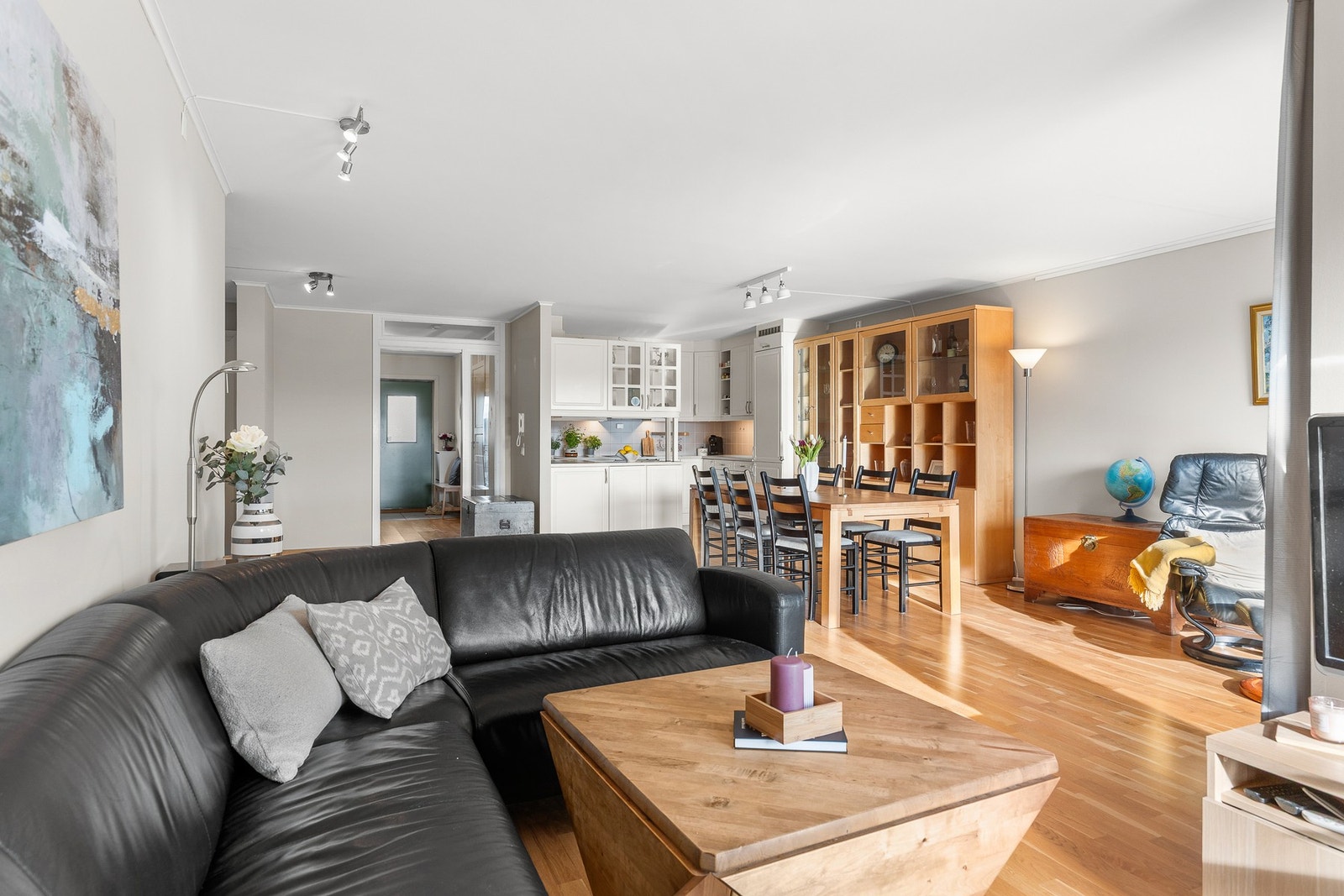 Leiligheten har en luftig og åpen stue-/kjøkkenløsning på 45,6 kvm. Galleribilde