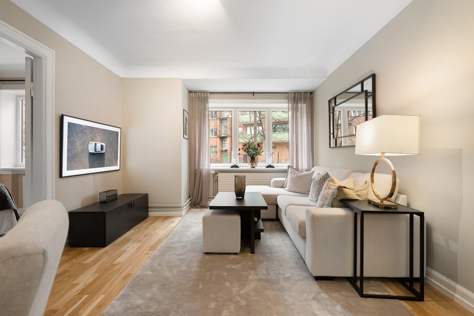 Romslig stue med plass til både sofa- og spisegruppe Galleribilde