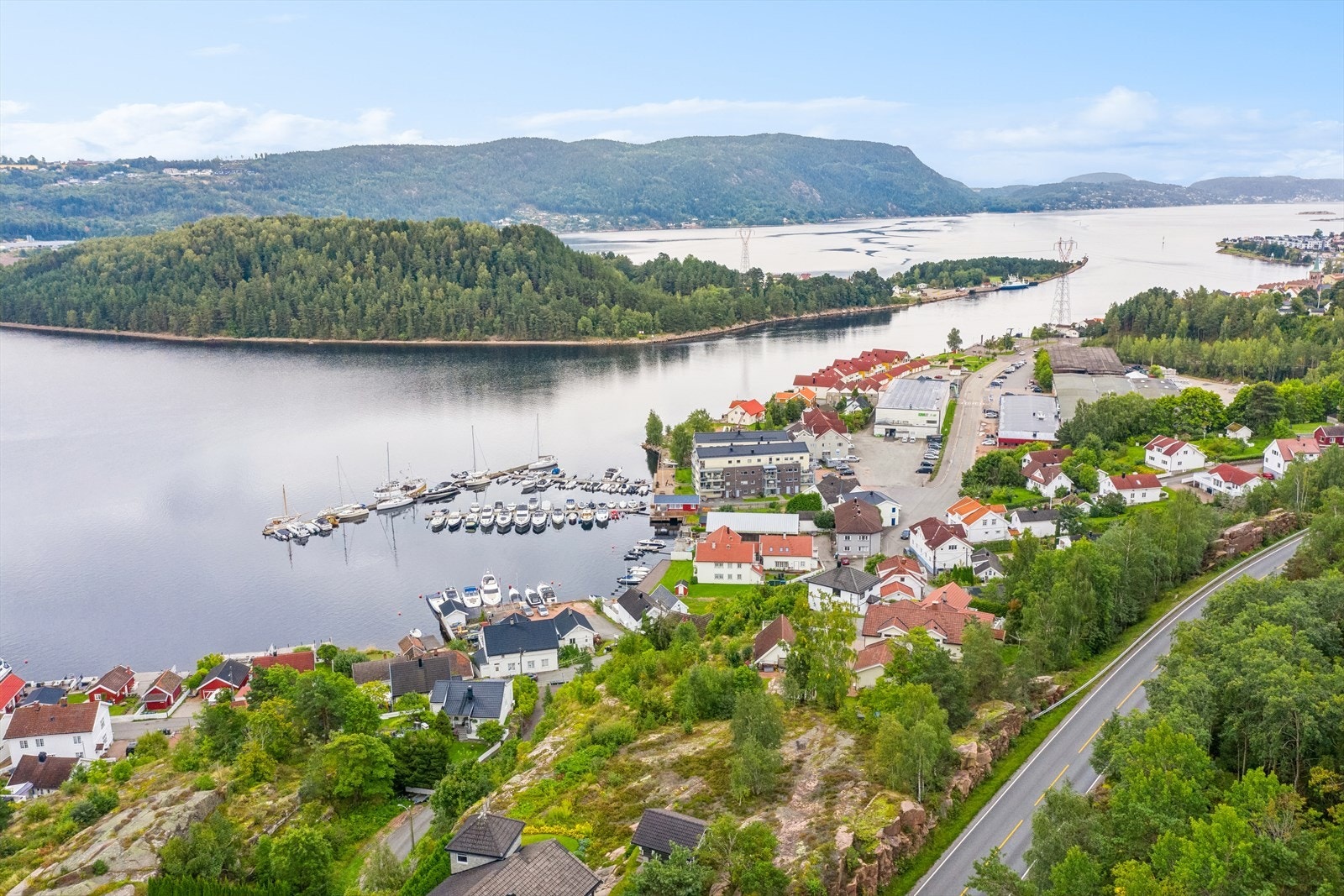 Gangavstand til barnehage, barneskole, ungdomsskole og Svelvik sentrum. Galleribilde