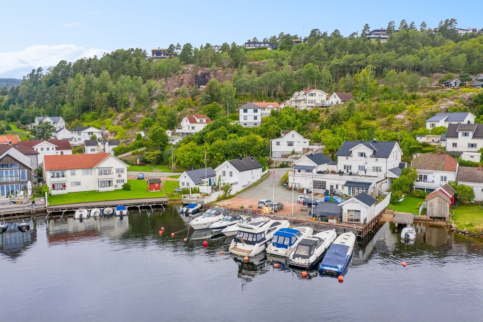 Fjorden ligger like ved med bla. bademuligheter, fiskemuligheter, brygga " Reima". Galleribilde