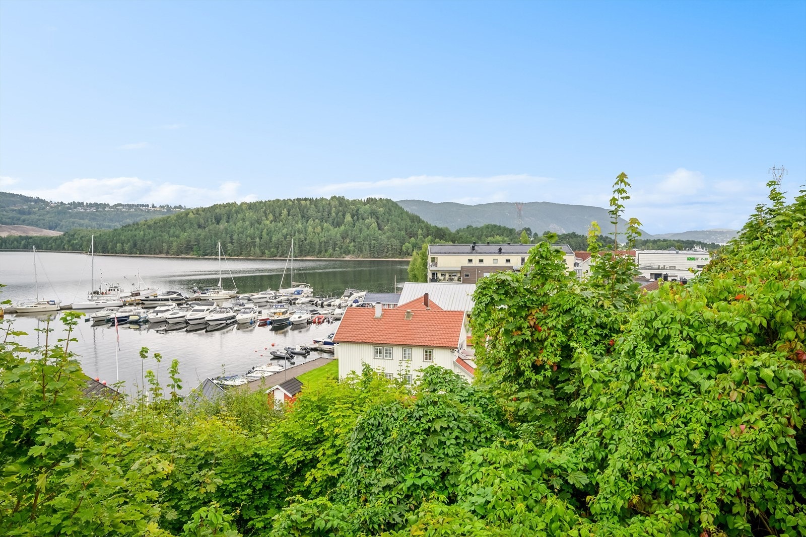Det er ca. 25-30 minutters kjøretur unna Drammen sentrum. Galleribilde