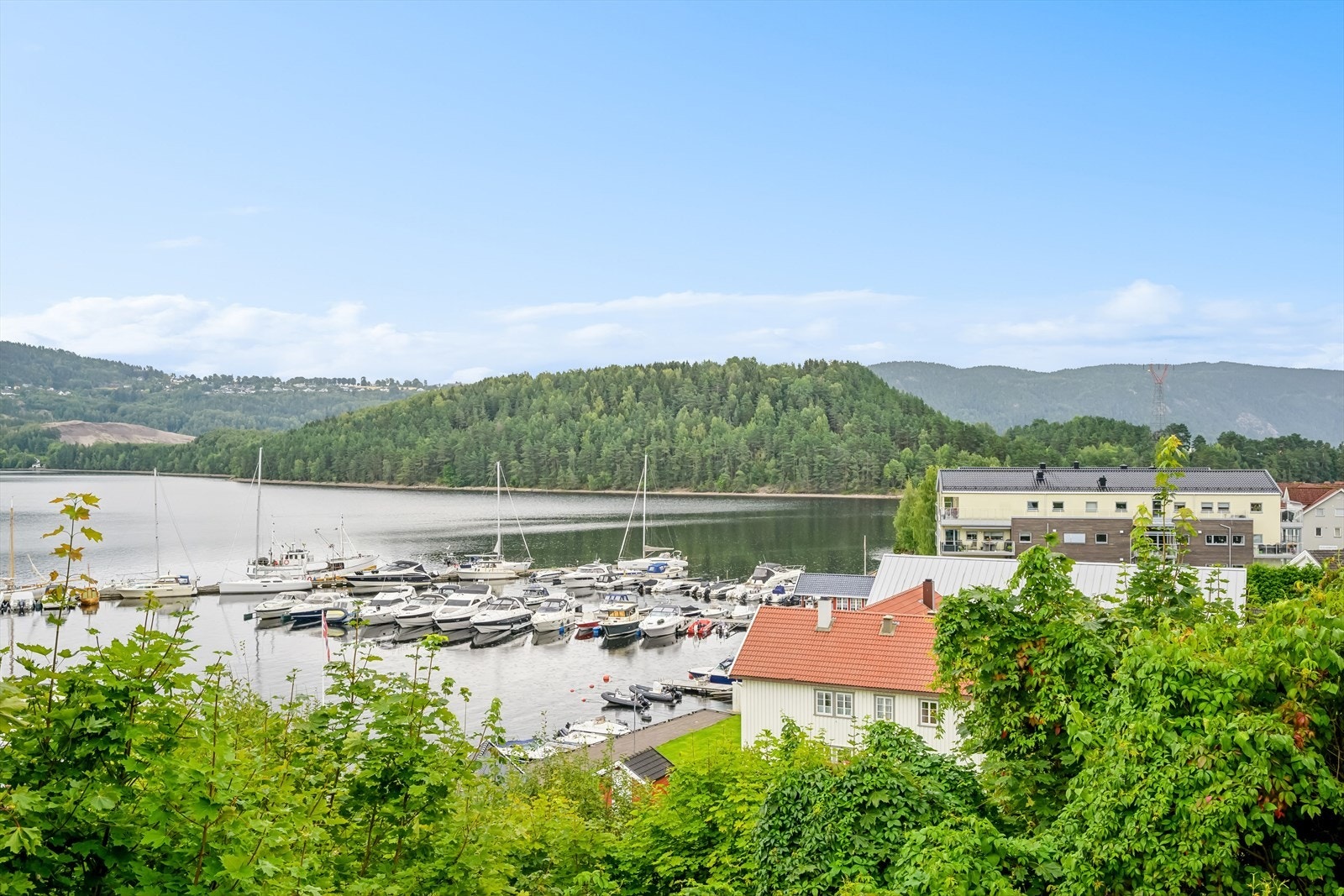 Tomten ligger i skrånet terreng, med helning ned mot fjorden. Galleribilde