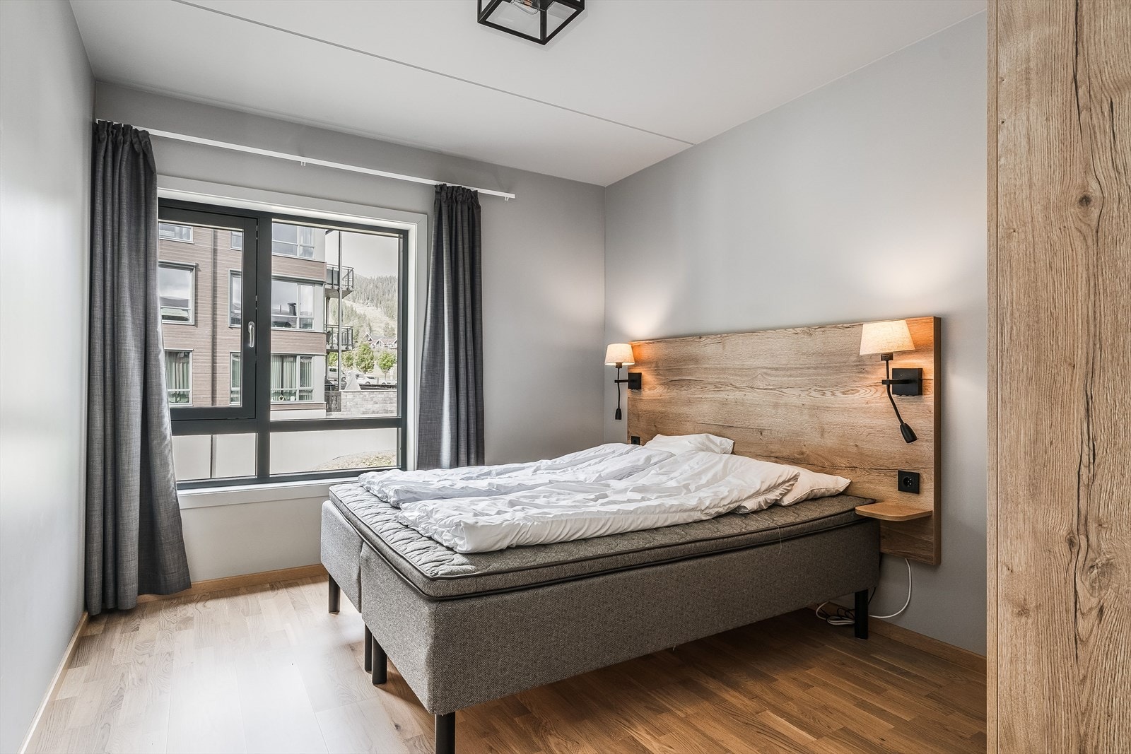 Soverommet har god standard med parkett på gulv med vannbåren gulvvarme og glatte malte overflater. Galleribilde