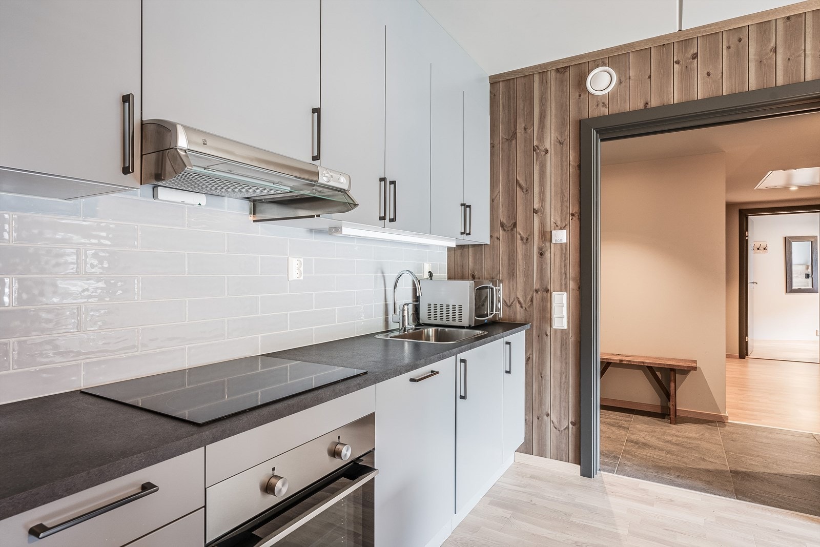 Kjøkkenet er fullt utstyrt med medfølgende integrerte hvitevarer som stekeovn, platetopp, oppvaskmaskin og kjøleskap med frysedel. Galleribilde