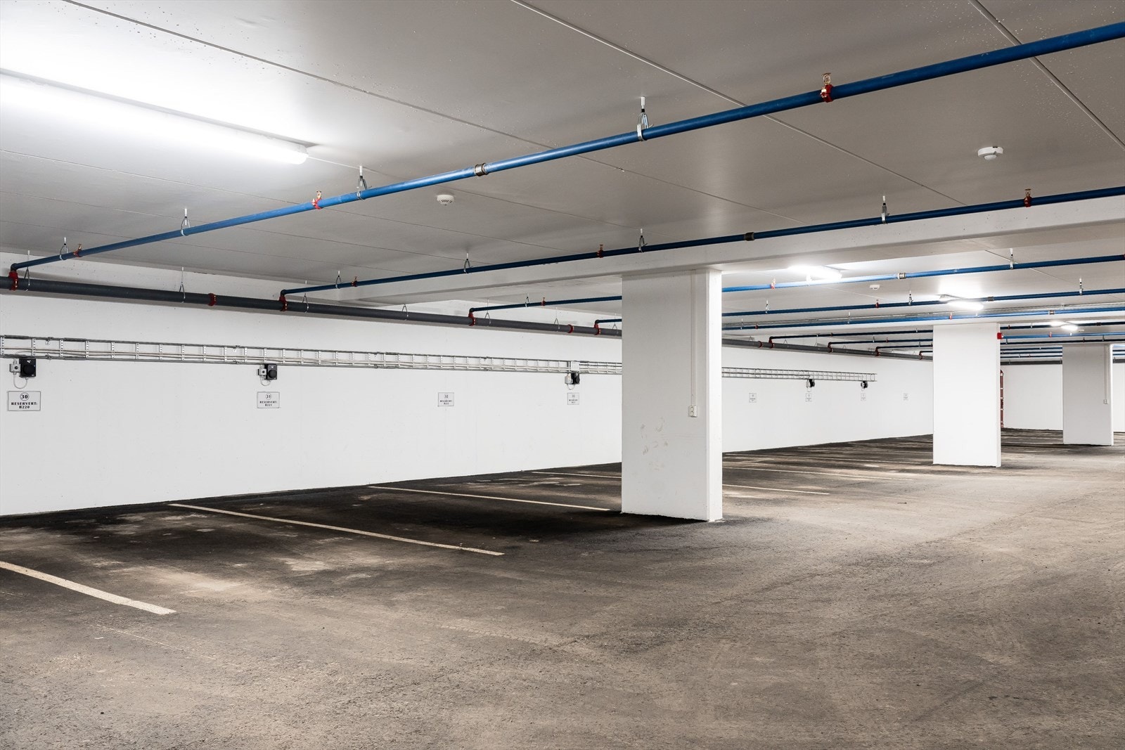 Seksjonen eksklusiv bruksrett til en parkeringsplass med elbilader i felles garasjeanlegg. Galleribilde