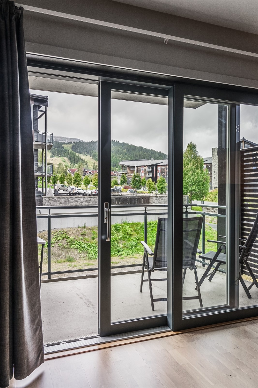 Fra stuen har du utgang til en overbygget balkong på ca. 7m². Galleribilde