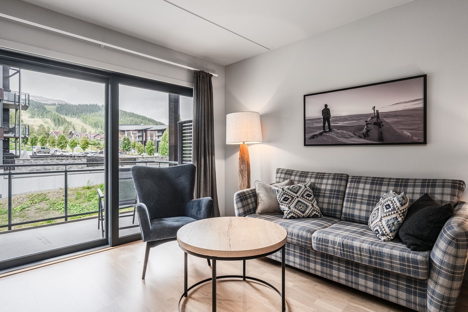 I stuen har du en stor skyvedør ut til balkongen som blir en naturlig forlengelse av stuen. Galleribilde