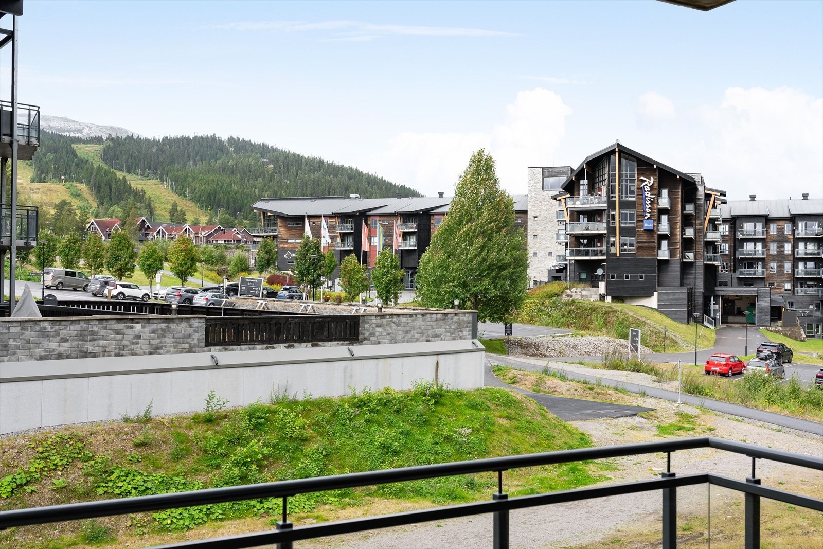 Leiligheten som ligger i byggets 1. etasje har en romslig balkong og utsikt mot Tryilfjellet mot vest. Galleribilde