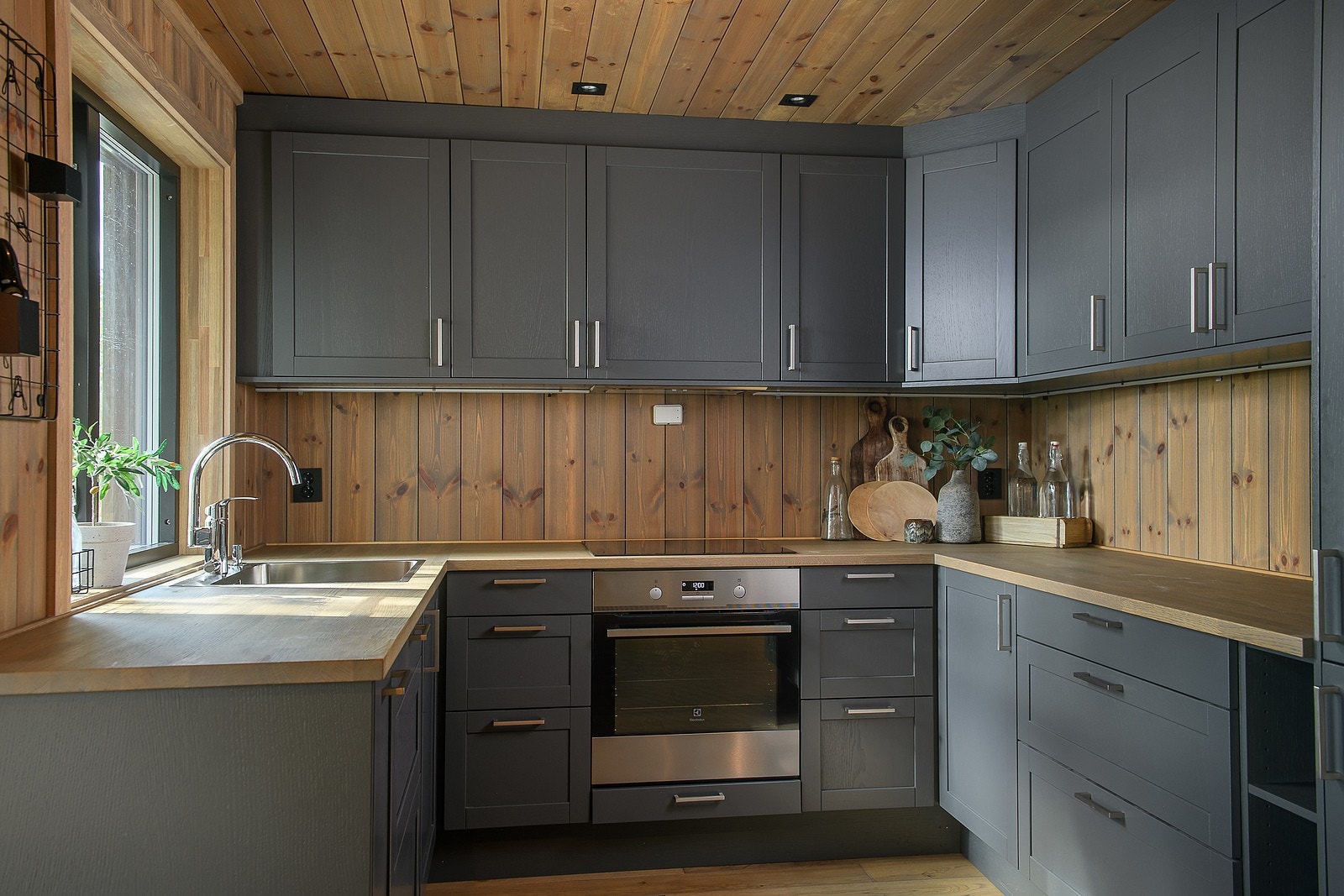 Kjøkken fra Sigdal kjøkken. Bilde fra vår visningshytte på Norsk Hyttesenter, Hellerudsletta Galleribilde