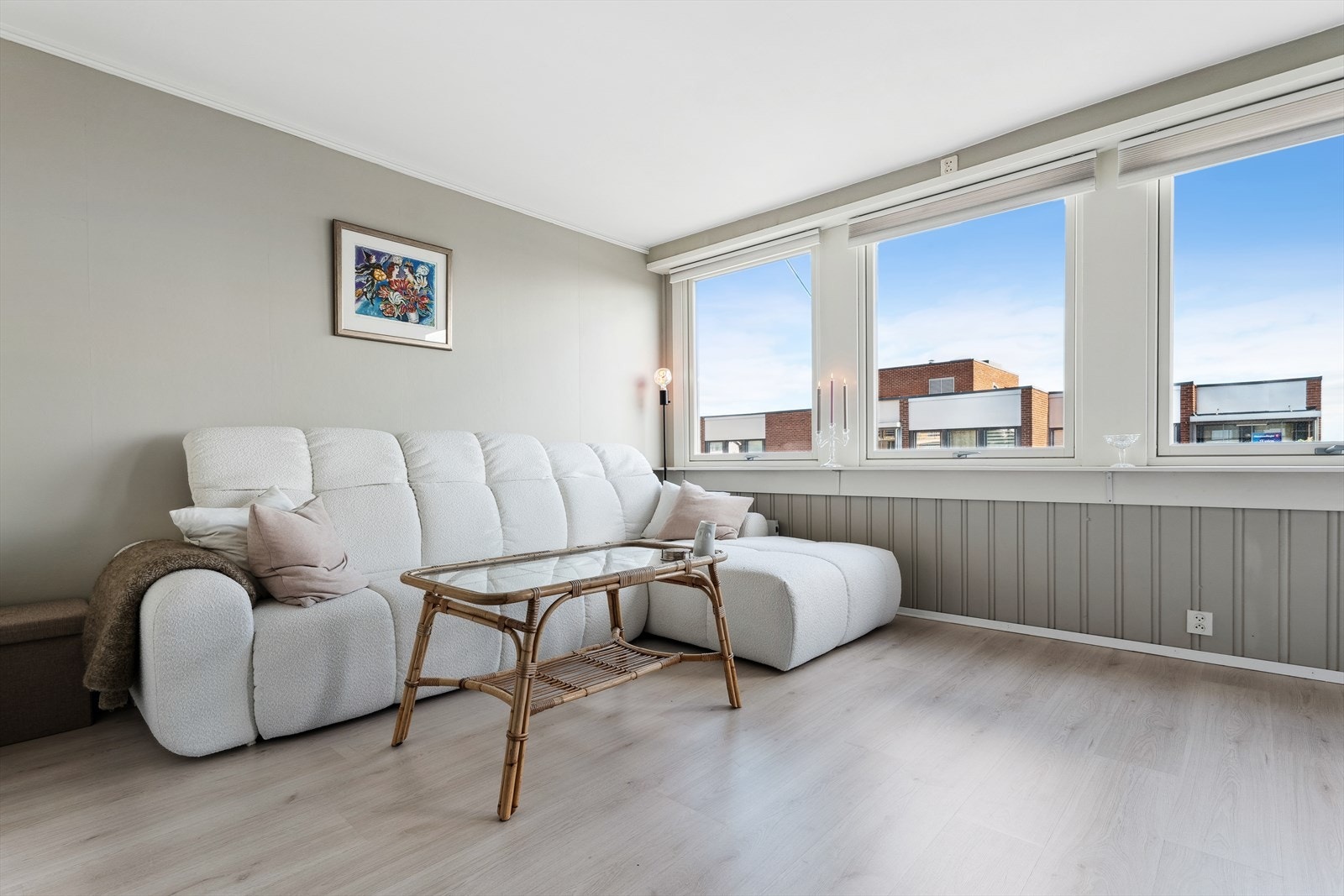 Stuen har store vindusflater som slipper inn gode mengder av naturlig lys og gir deg en nydelig utsikt over vakre Mjøsa. Galleribilde