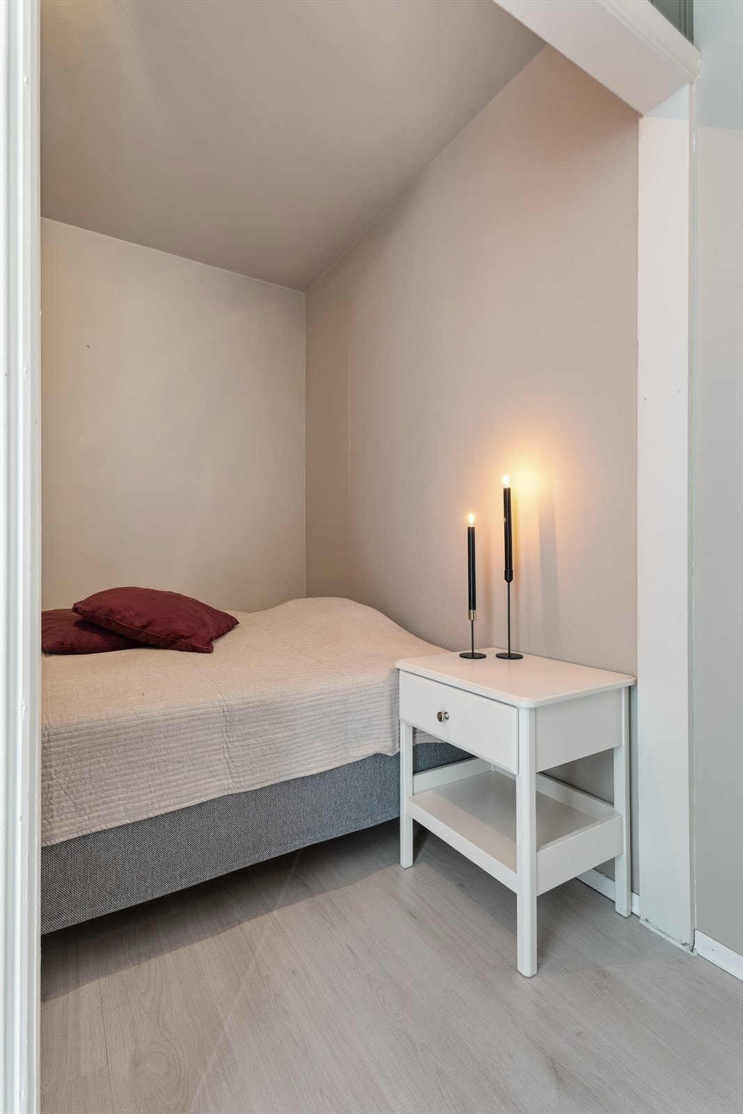 Leiligheten har en praktisk og skjermet sovealkove. Galleribilde