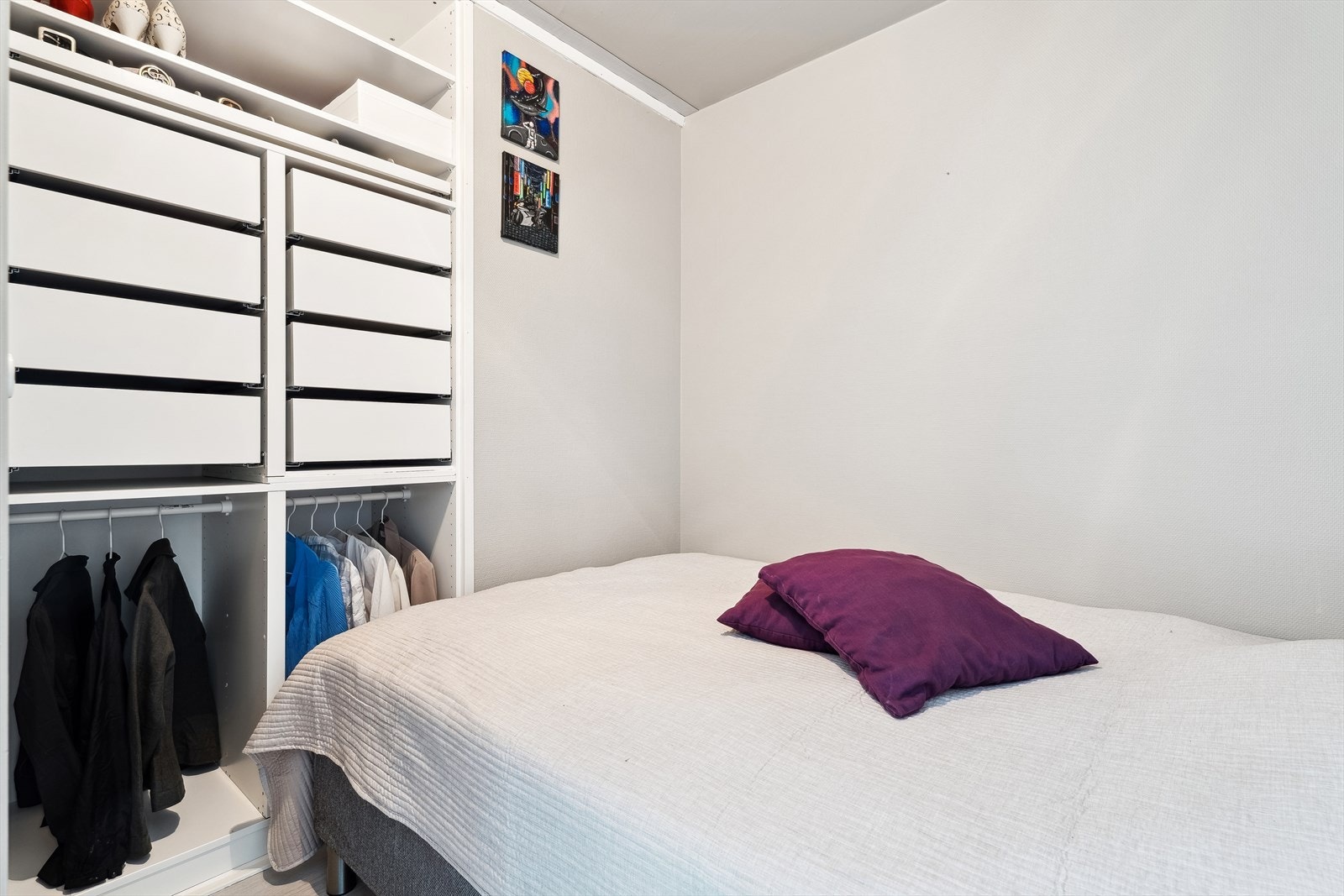 Alkoven er romslig nok til å romme en full seng og nattbord. Galleribilde