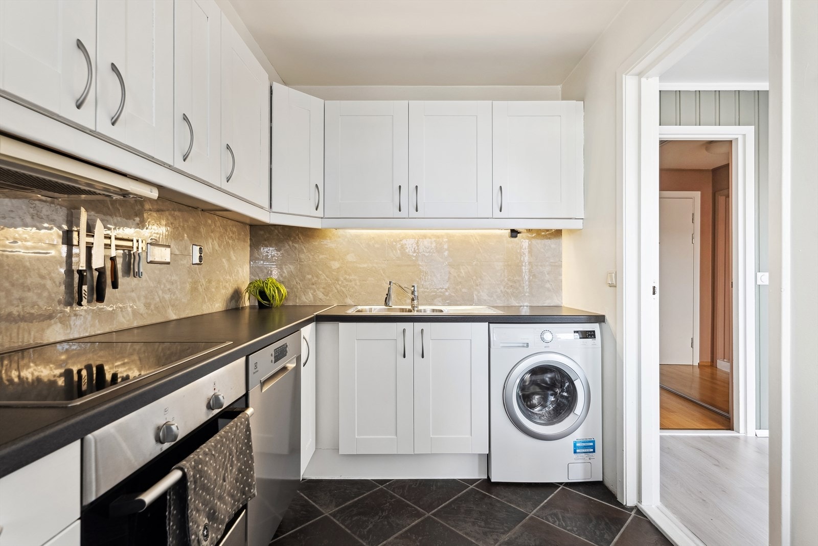 Kjøkkenet har bra med både skap- og benkeplass. Galleribilde