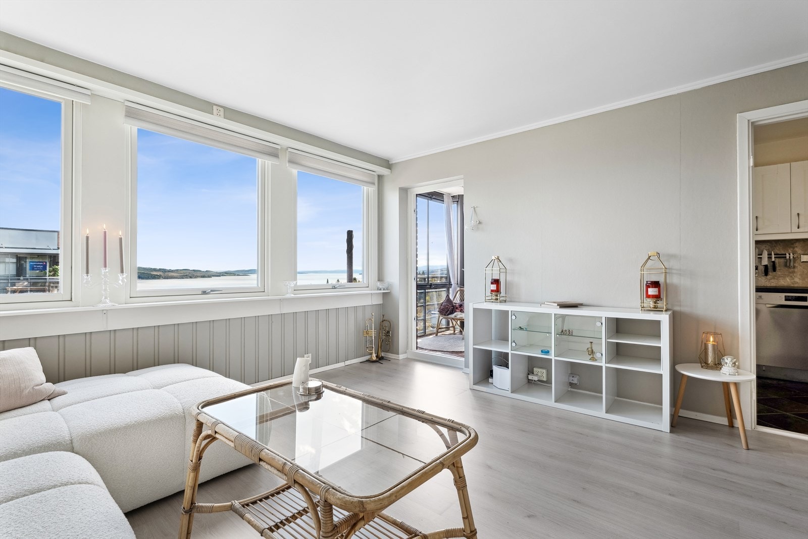 Lys, romslig og lun stue med utgang ut til innglasset balkong. Nydelig Mjøsutsikt. Fotograf: Efkt v/ Kristian Haug Galleribilde