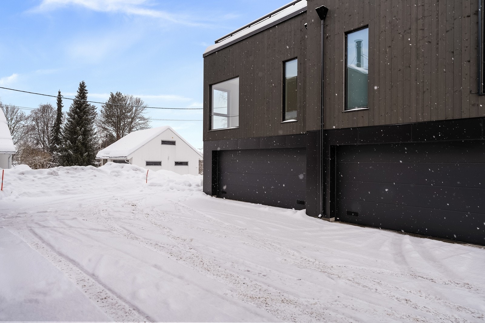 Fra eiendommen er det gangavstand på ca. 14 min til Gjerdrum barneskole og ca. 2 min på sykkelen Gjerdrum ungdomsskole. Galleribilde