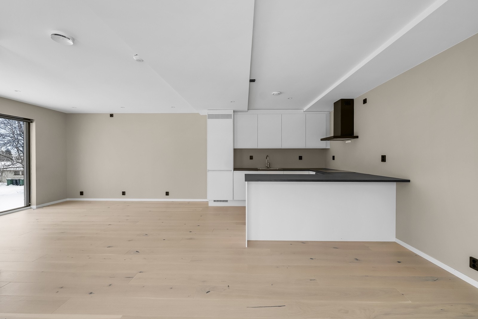 Kjøkkenet er utformet i praktisk U-løsning som gir rikelig med både skap- og benkeplass. Innredning med slette skuffe- og skapfronter og laminert benkeplate i lys utførelse. Galleribilde