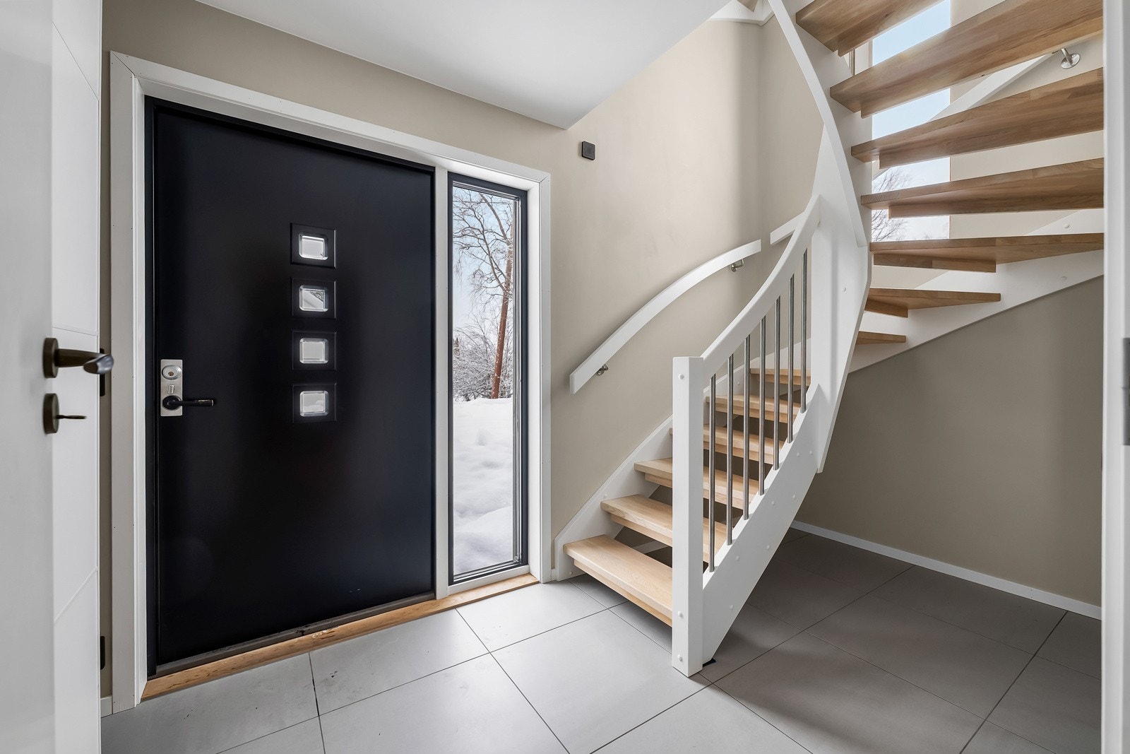 Lys og innbydende entre med gulvvarme. Galleribilde