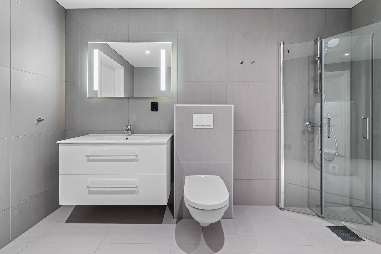 Familievennlig vaskerom/bad i tilknytning til entré i 1. etasje, med blant annet opplegg for vaskemaskin og tørketrommel. Galleribilde