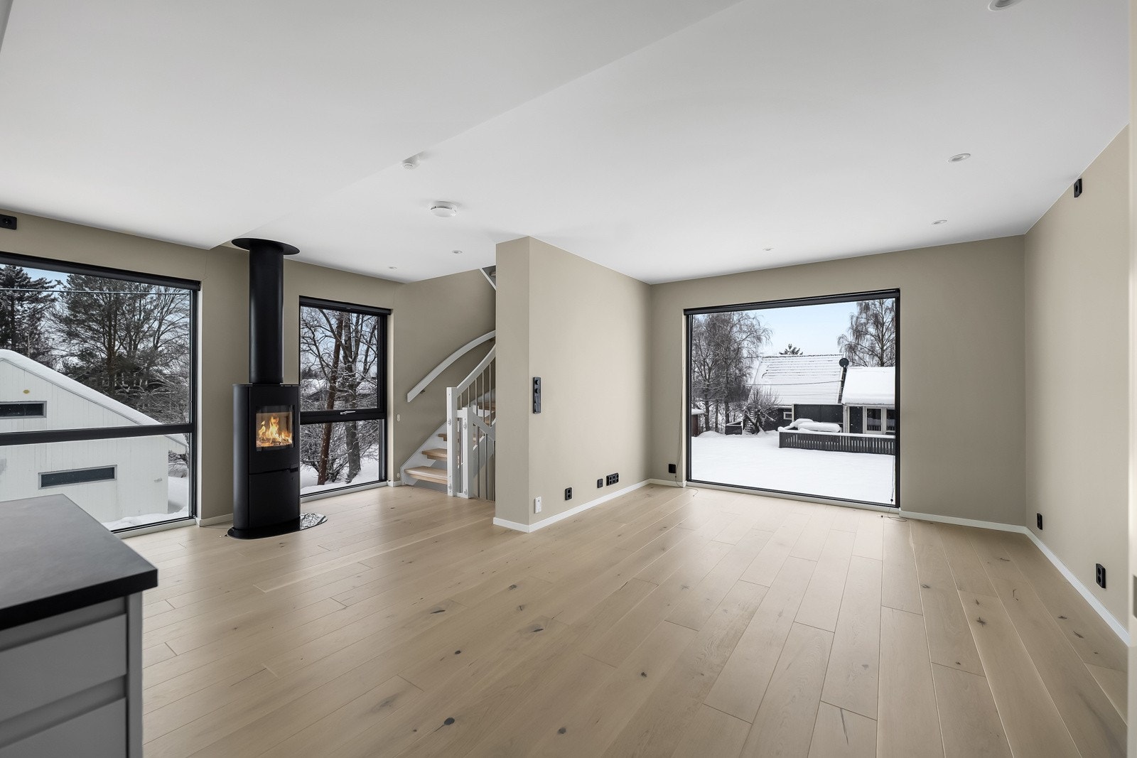 Eiendommen ligger i et sentralt og samtidig landlig boligområde på Ask i Gjerdrum kommune. Kommunen har et utpreget barnevennlig oppvekstmiljø der det satses stort på idrett innenfor de fleste områder. Galleribilde