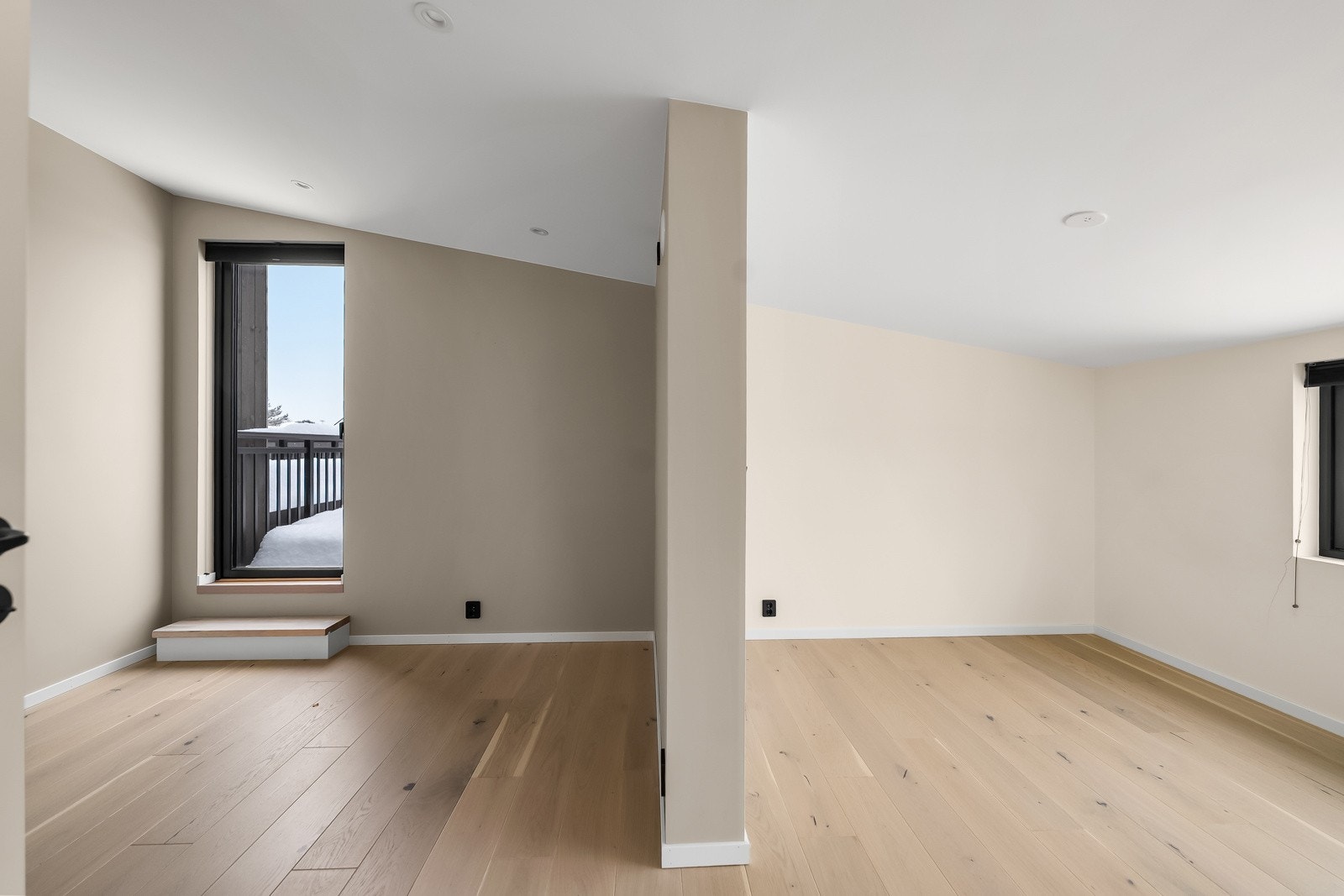 Her er det en sovealkove i en praktisk åpen løsning mot boligens TV-stue i loftsetasjen. Galleribilde