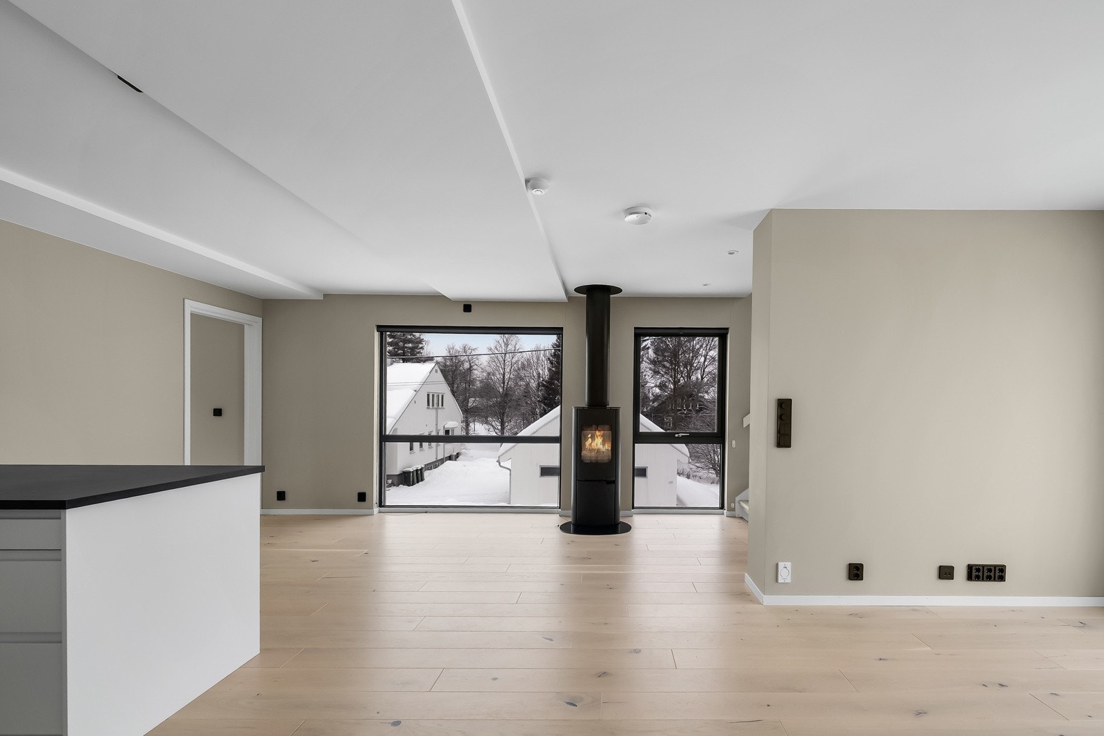 Den åpne stuen fremstår som meget tiltalende i delikate, tidsriktige fargevalg. Galleribilde