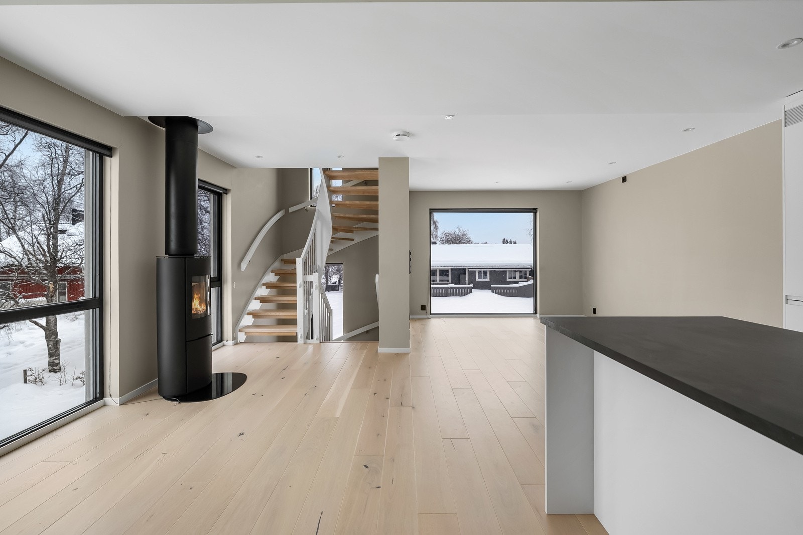 Gode vindusflater i flere himmelretninger slipper inn rikelig med lys og gir en meget luftig romfølelse. Galleribilde