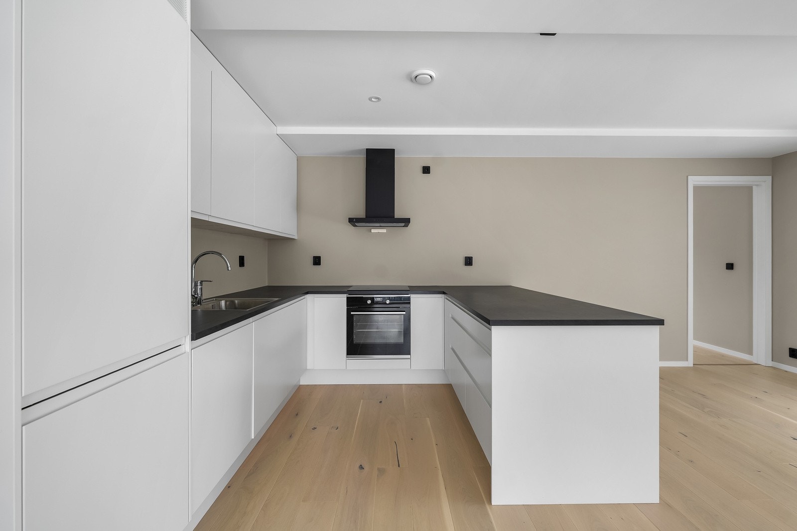 Stilrent og moderne kjøkken fra Sidgal - Påkostet med kvalitet, materialer og hvitevarer. Galleribilde