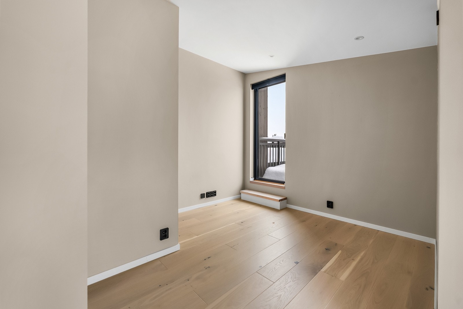 Loftsstuen har lysmalte slette veggflater, lyspigmentert parkett på gulv og gode vindusflater. Her er det god plass for sofa og TV-løsning, samt enkel tilgang til soverom og bad. Galleribilde