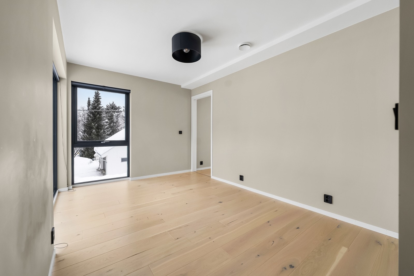 Hovedsoverommet fremstår som meget innbydende med malte slette veggflater, lyspigmentert enstavs parkett på gulv og store vindusflater som slipper inn rikelig med lys. Galleribilde