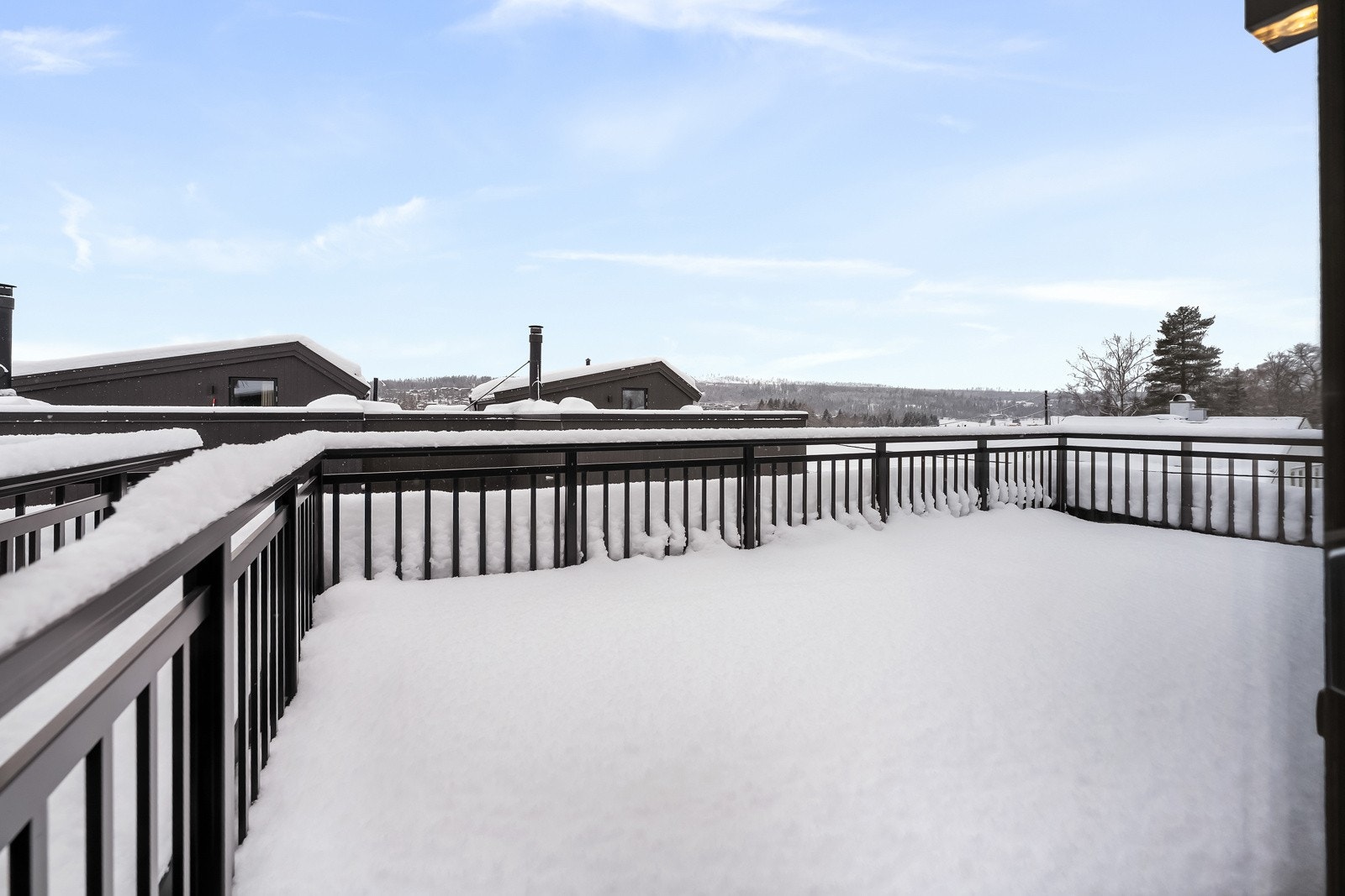 Fra loftsstuen er det adkomst til en herlig, sørvestvendt takterrasse. Galleribilde