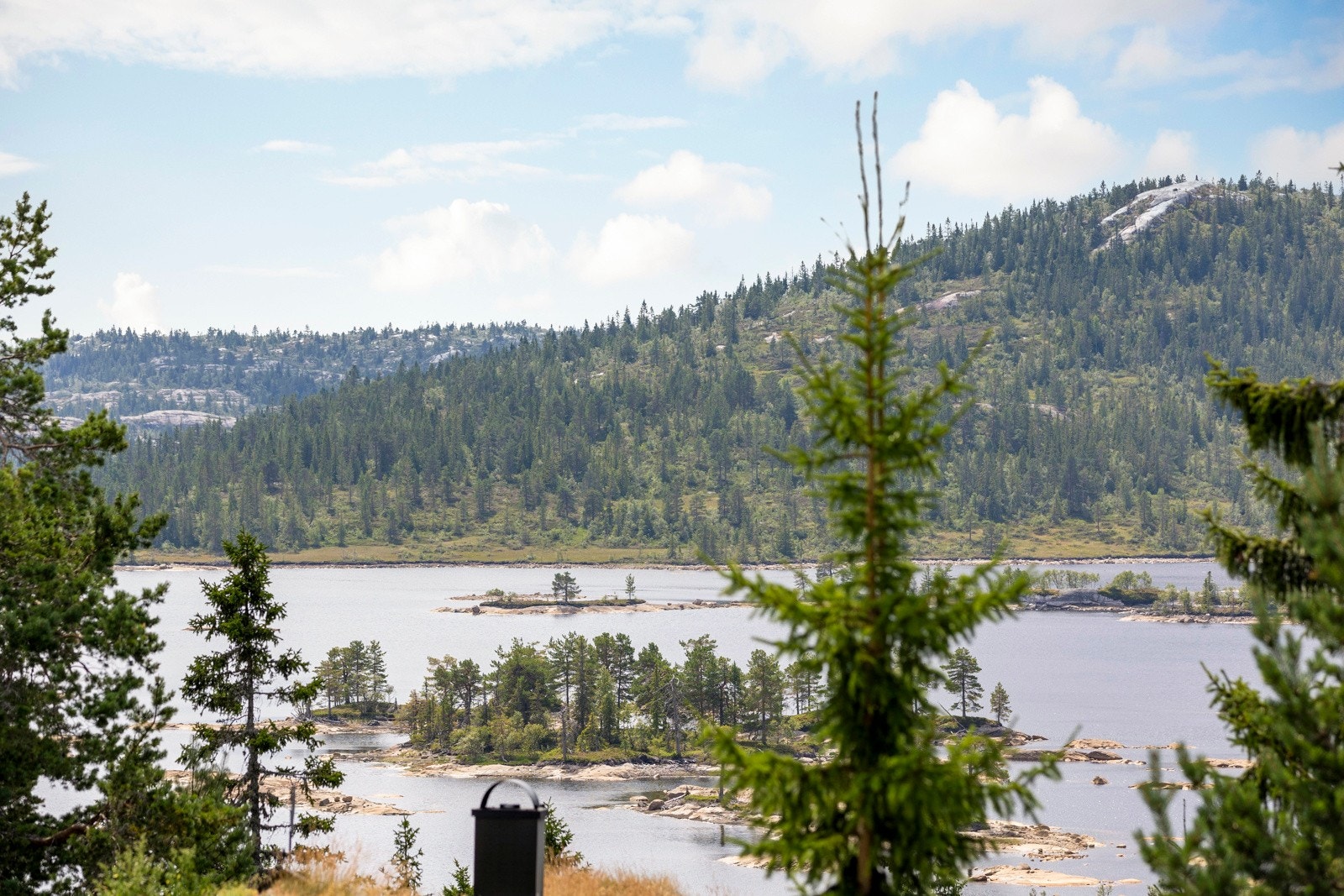 Fra tomten kan du nyte soloppganger som glitrer over vannflaten, og utsikten skifter i takt med naturens farger og stemninger. Galleribilde
